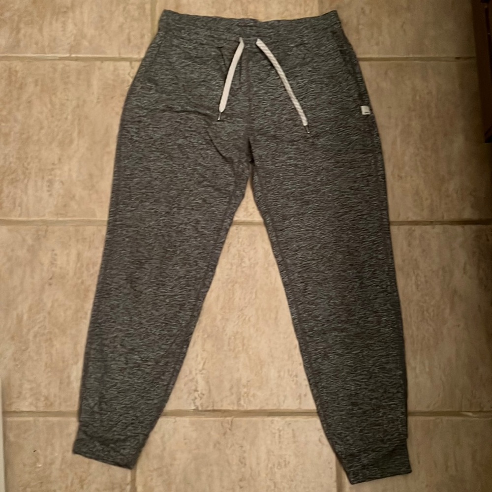 Vuori performance jogger. Size small.